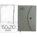 AGENDA ENCUARDERNADA LIDERPAPEL PILOS 15X21 CM DIA PAGINA PLATA CON BROCHE INTERIOR Y BOLSILLO